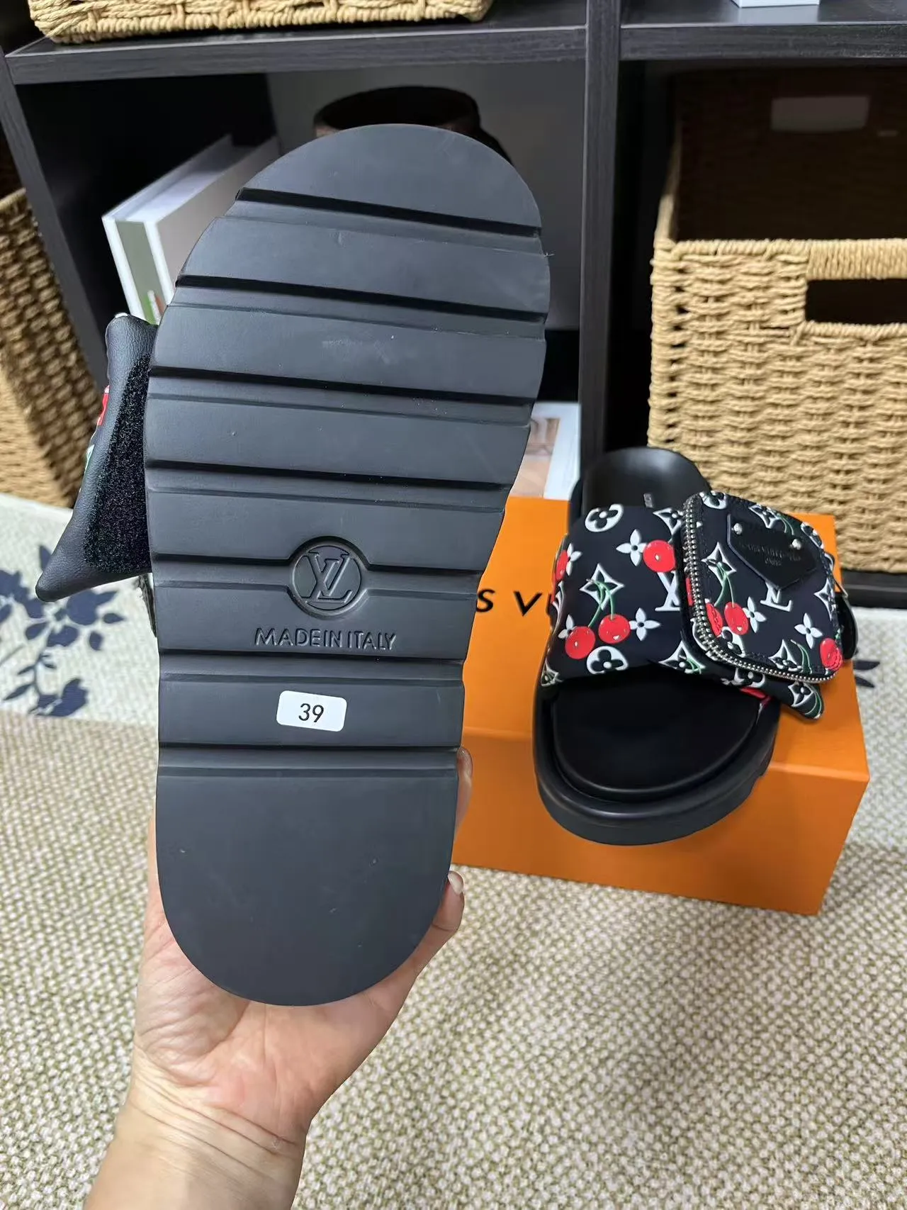 P380 yuan LV Louis Vuitton Full of high-end feel! A popular model among bloggers at home and abroad, it’s retro and fashionable, and looks stunning on your feet! Mainly recommended model on the official website★ ━━━━━ ЅᏇєєt ━━━━━ ▪️Upper: original calfskin ➕5D printing process ▪️Inner: imported mixed sheepskin ▪️Outsole: original molded foam outsole ▪️Size: Female 35-40 Men's 39-44 (women's 41 men's 45)
